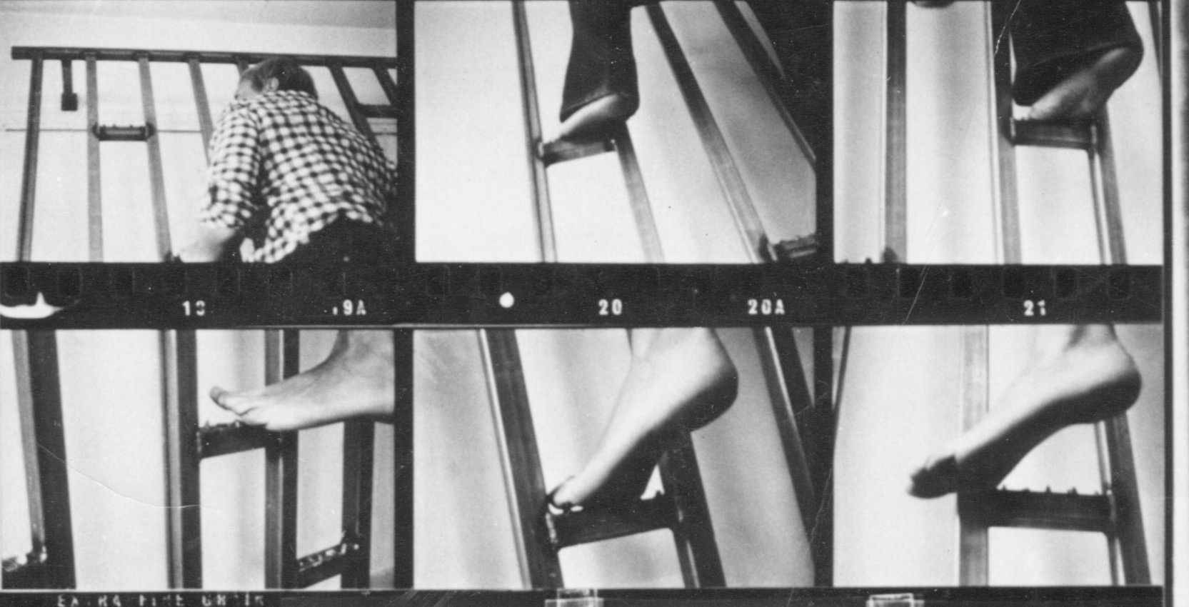 Gina Pane, Planche contact de L’Escalade non anesthésiée, 1971 