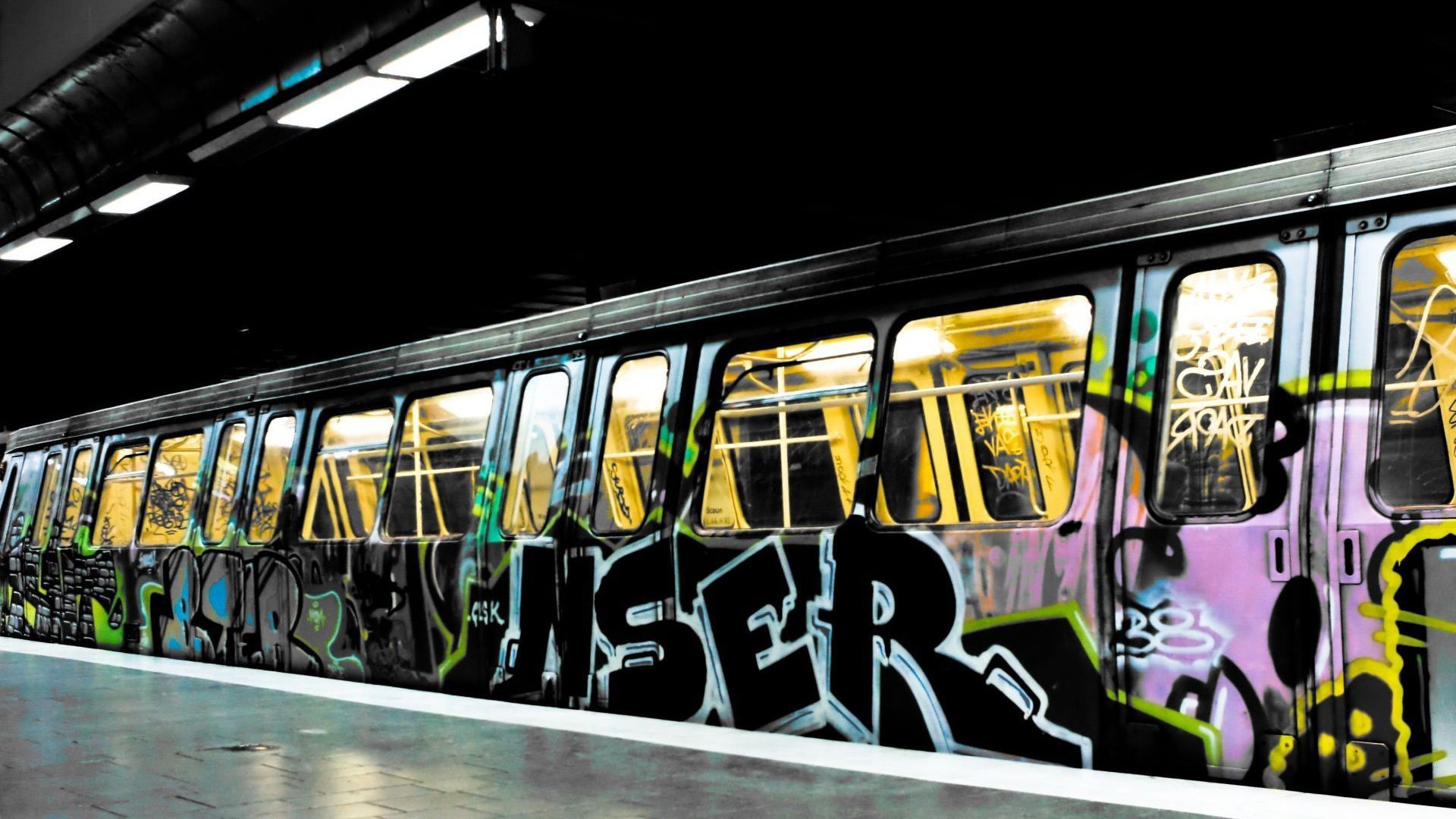 _Subway_train_painted_graffiti_095986_