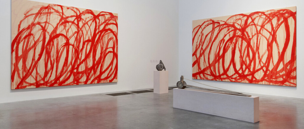 Due enormi dipinti astratti con grandi cerchi concentrici rosso sangue accostati nell angolo di una sala espositiva della Tate Modern