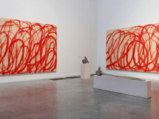 Due enormi dipinti astratti con grandi cerchi concentrici rosso sangue accostati nell angolo di una sala espositiva della Tate Modern
