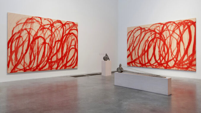 Due enormi dipinti astratti con grandi cerchi concentrici rosso sangue accostati nell angolo di una sala espositiva della Tate Modern