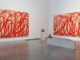 Due enormi dipinti astratti con grandi cerchi concentrici rosso sangue accostati nell angolo di una sala espositiva della Tate Modern