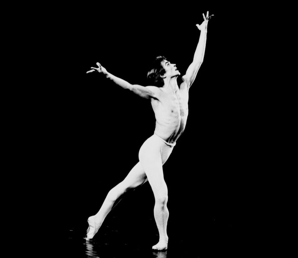 Rudolf Nureyev a torso nudo e calzamaglia bianca danza in una posa scultorea su sfondo nero