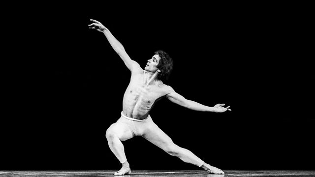 Rudolf Nureyev a torso nudo e calzamaglia bianca danza in una posa scultorea su sfondo nero