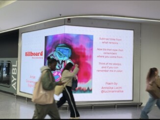 Grande schermo digitale angolare in un corridoio urbano moderno che mostra uno spettrogramma psichedelico nei toni del fucsia, blu e viola. Accanto all'immagine compare il testo poetico in inglese di Annalisa Lucini e il logo del progetto "Billboard Residency". Due passanti in movimento sfocano parzialmente l'inquadratura.