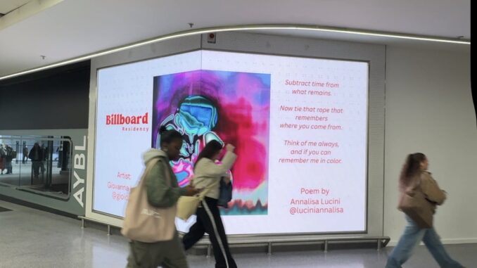 Grande schermo digitale angolare in un corridoio urbano moderno che mostra uno spettrogramma psichedelico nei toni del fucsia, blu e viola. Accanto all'immagine compare il testo poetico in inglese di Annalisa Lucini e il logo del progetto "Billboard Residency". Due passanti in movimento sfocano parzialmente l'inquadratura.