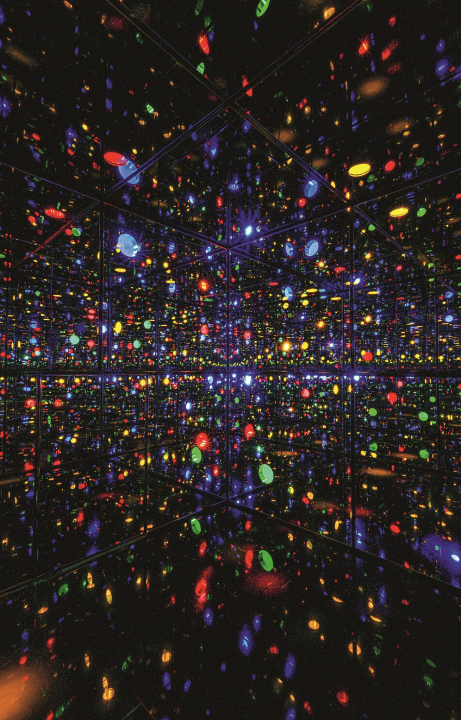 Ambiente chiuso con pareti a specchio che riflettono all'infinito migliaia di piccole luci colorate sospese.