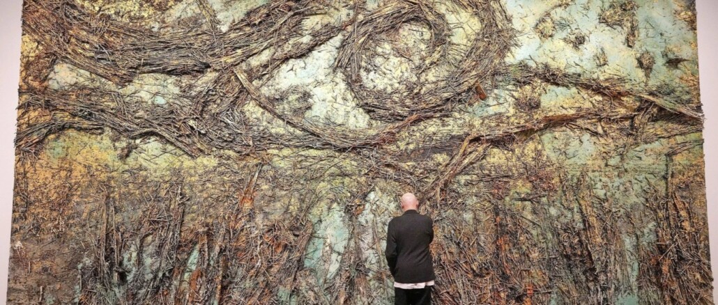 Il maestro Anselm Kiefer sistema alcuni dettagli della sua opera omaggio a Van Gogh con il suo Cielo Stellato