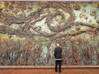 Il maestro Anselm Kiefer sistema alcuni dettagli della sua opera omaggio a Van Gogh con il suo Cielo Stellato