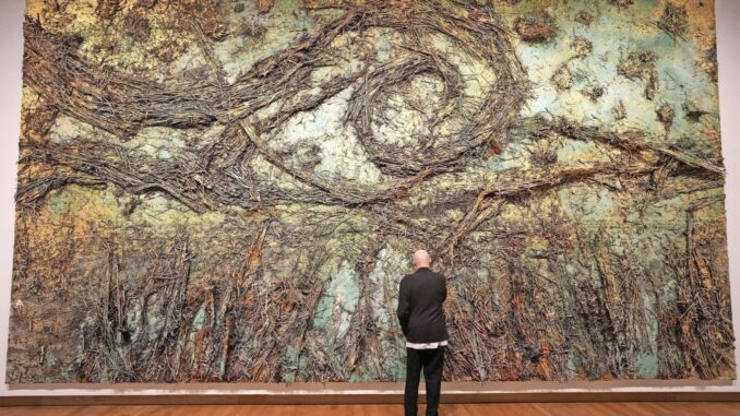 Il maestro Anselm Kiefer sistema alcuni dettagli della sua opera omaggio a Van Gogh con il suo Cielo Stellato